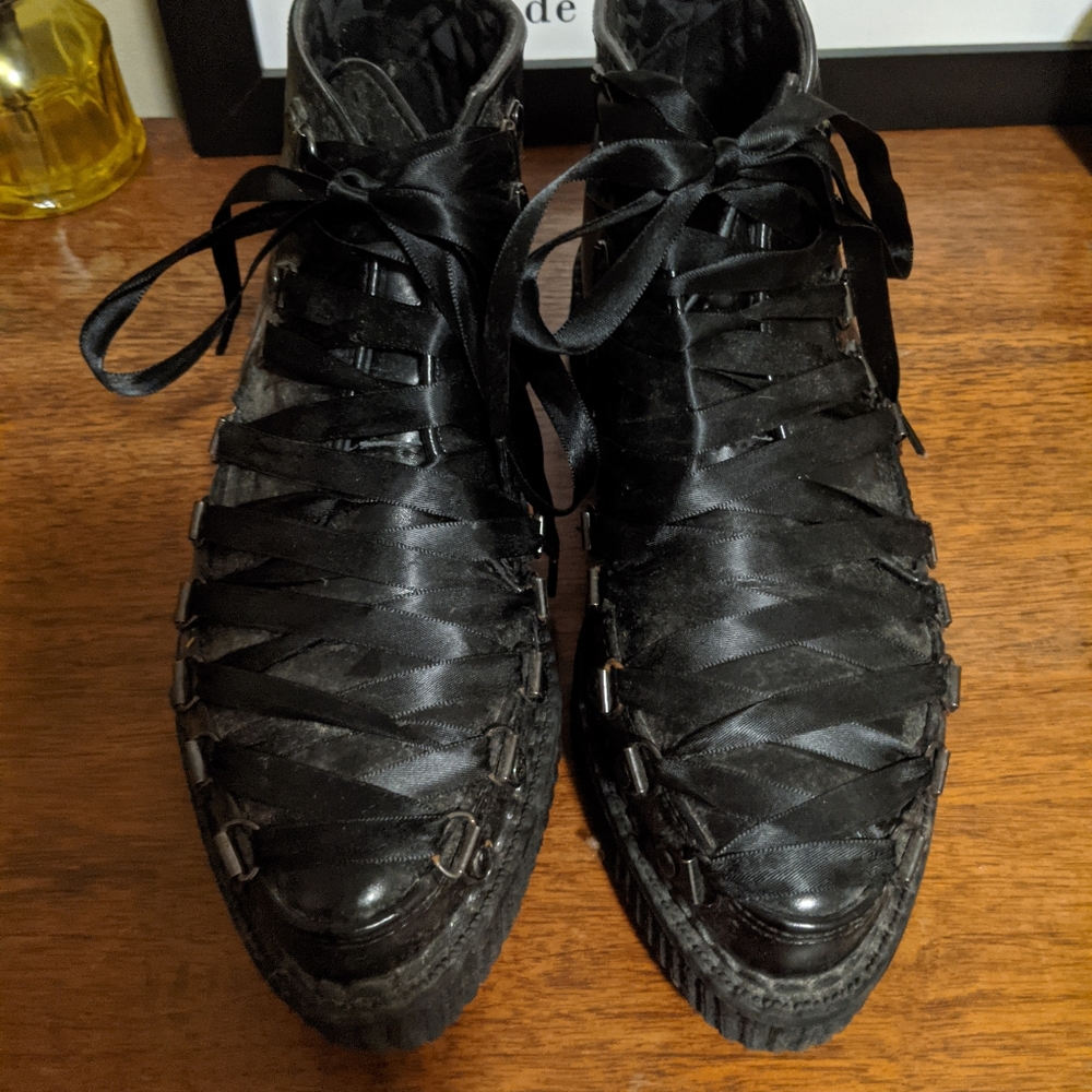 TUK lace up style creeper